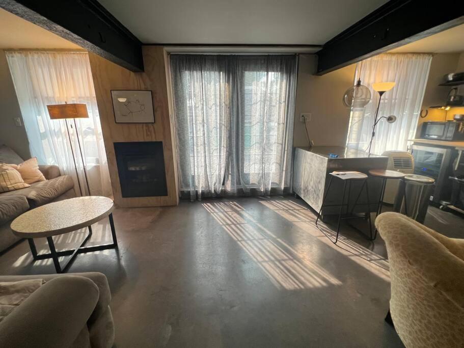 Unique Style Apartment في أسبوري بارك: غرفة معيشة مع أريكة وطاولة