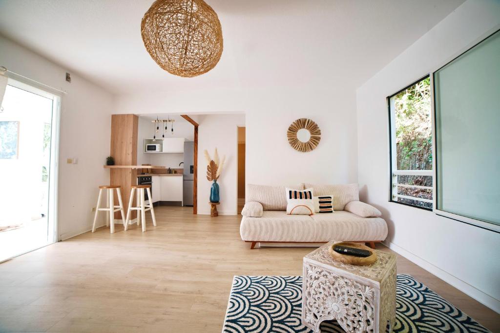 sala de estar con sofá y mesa en Appartemment T2 cosy et spacieux : l’Oasis urbaine, en Les Abymes