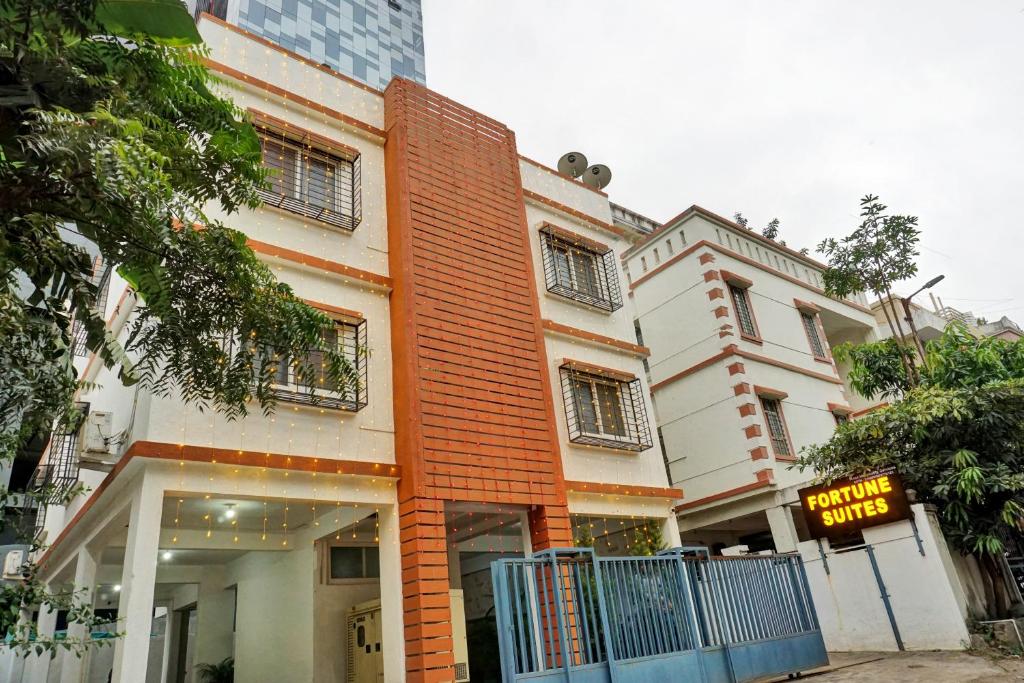 un edificio in mattoni arancioni di fronte a un edificio di hotel Fortune Suites Baner-- Indian nationals only a Pune