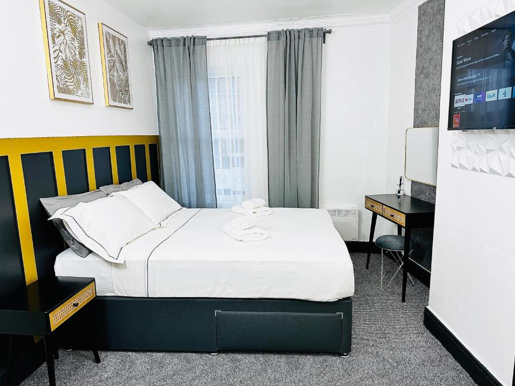 um quarto de hotel com uma cama e uma secretária em Kos apartament 1 em Walton on the Hill