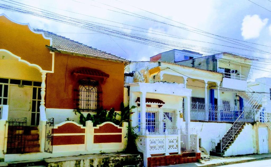 un grupo de casas de color azul y blanco en Makako Chillout Hostel, en Cartagena de Indias
