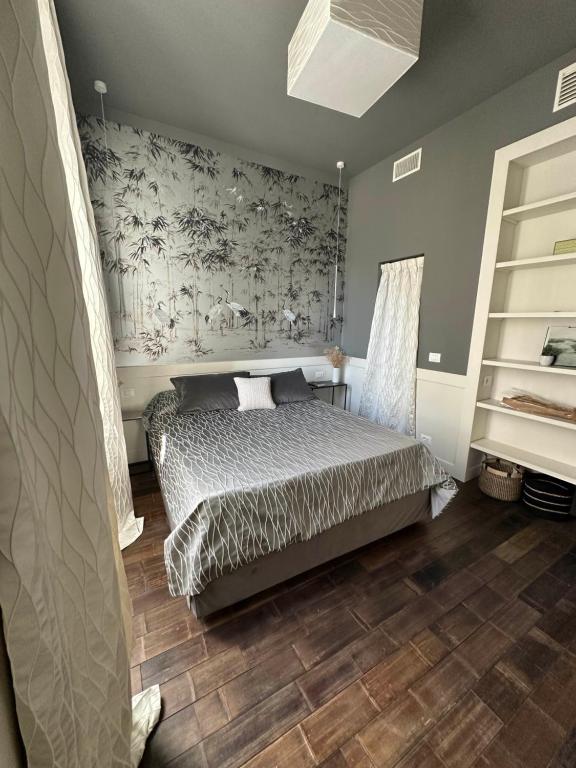 Un pat sau paturi într-o cameră la ELEGANT HOUSE, in THE CENTER