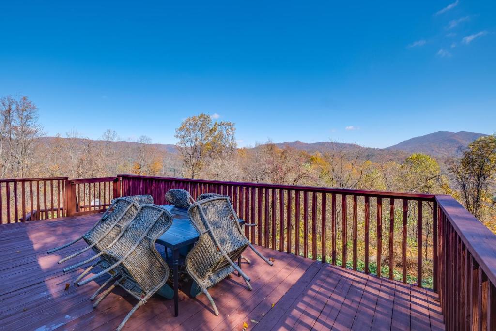 2 Stühle und ein Tisch auf einer Terrasse mit Aussicht in der Unterkunft Mountain-View Blue Ridge Cabin Getaway with Fire Pit 