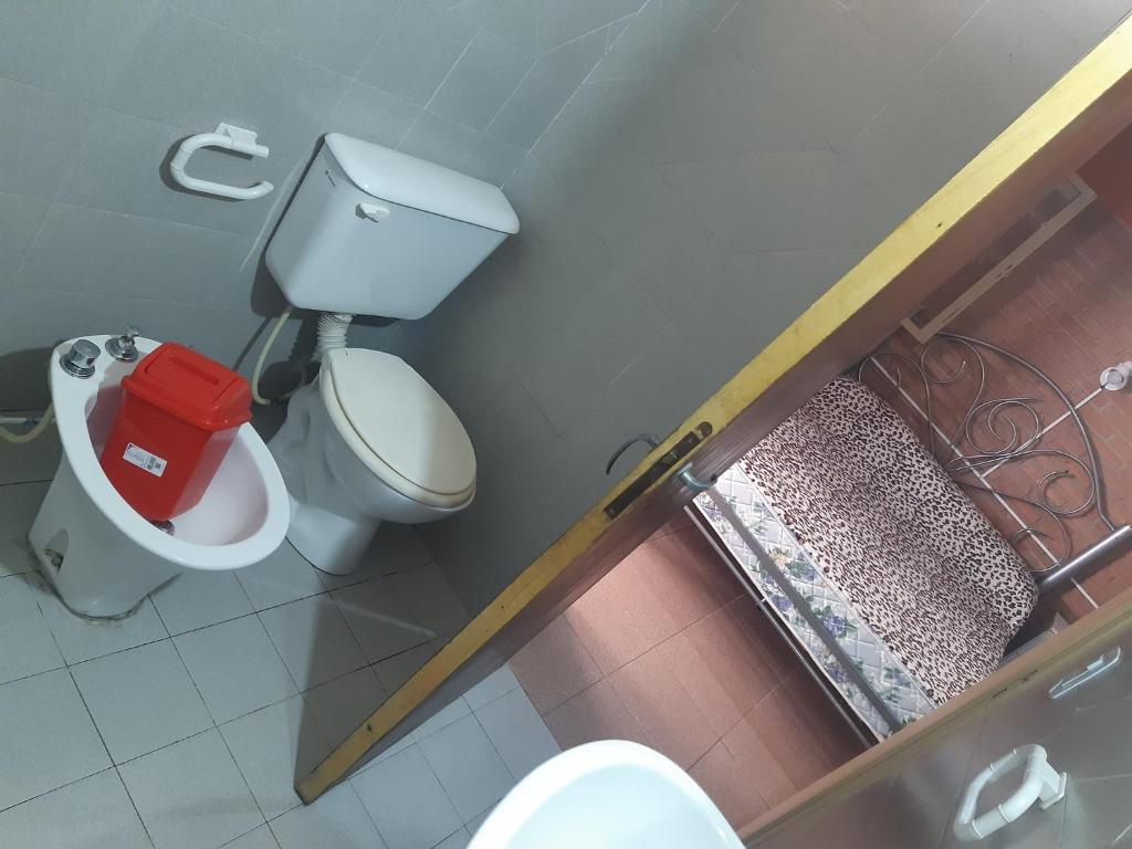 een badkamer met een toilet en een wastafel bij Richard in Mina Clavero