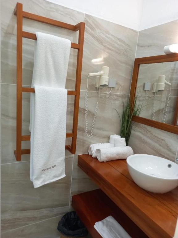 y baño con lavabo blanco y espejo. en HAMACA 107 KAWANN CENTER, en Grand-Bourg