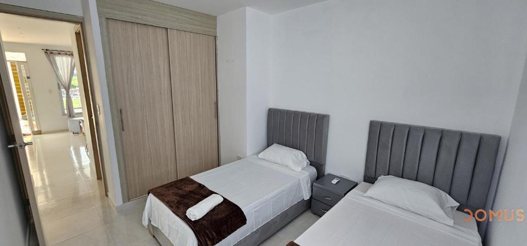 Postel nebo postele na pokoji v ubytování Rooftop Cerca al Rio Guatapuri Vista Panoramica