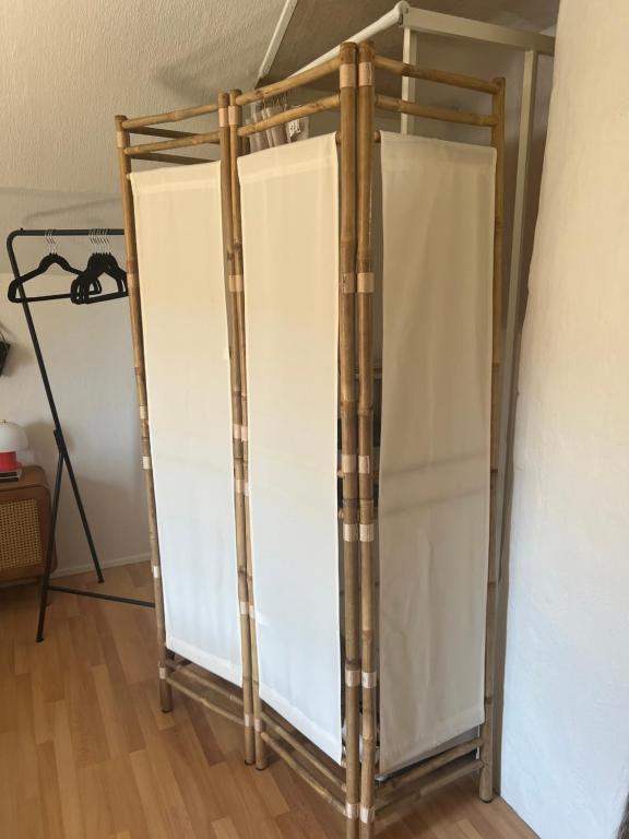 um par de portas de vidro num quarto em Cozy City apartment em Holbæk