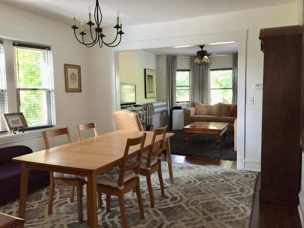 uma sala de jantar e sala de estar com mesa e cadeiras em Oak Park Beauties - Tree Lined Streets - Walkable em Oak Park