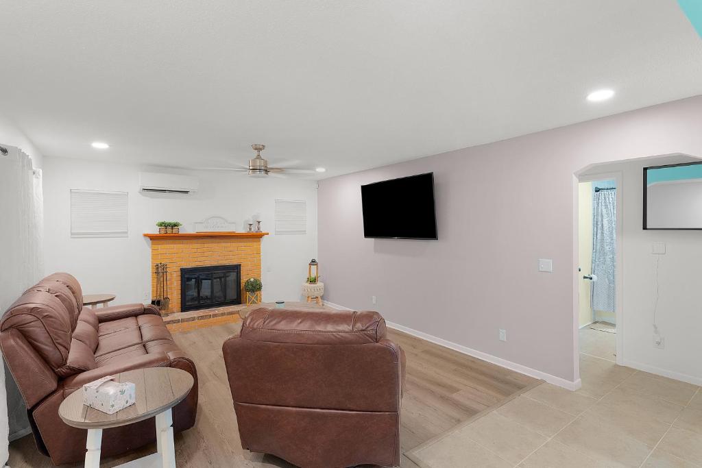 TV a/nebo společenská místnost v ubytování The Turquoise Cottage