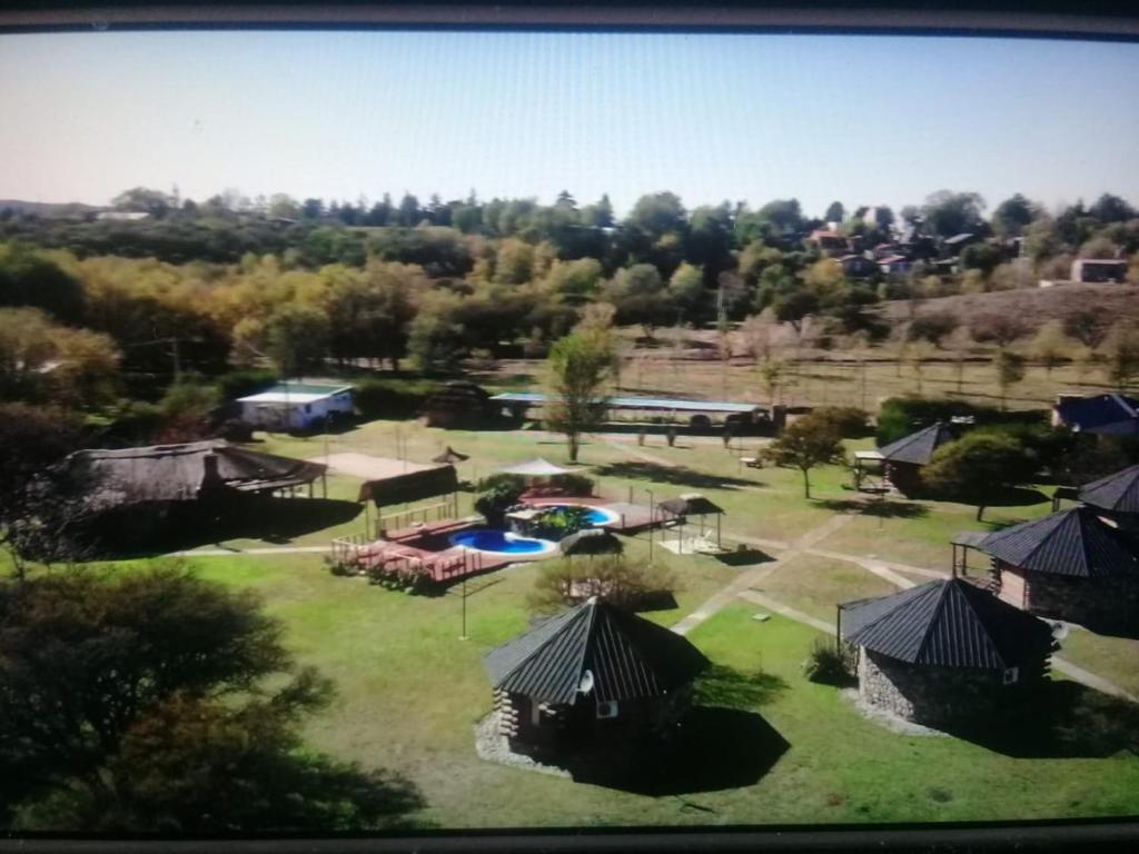 una vista aérea de una casa con patio en Complejo Siyabona en Trapiche