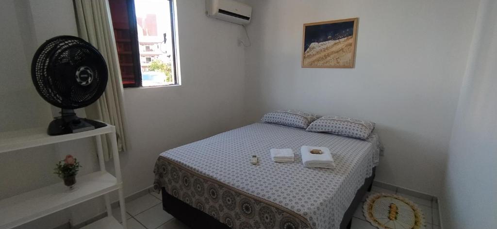 a small bedroom with a bed in a room at Praia do Caribessa - Quarto Privativo - Pedacinho do Paraíso in João Pessoa