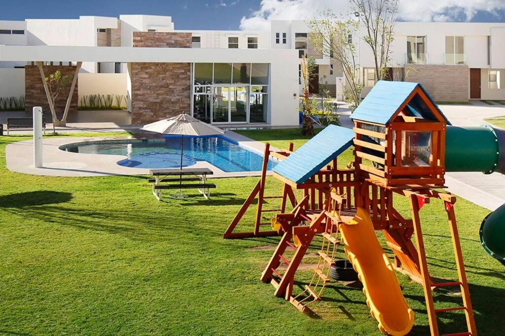 um parque infantil com escorrega e uma casa em Puerta Natura cerca de Zona Industrial con Amenidades em San Luis Potosí