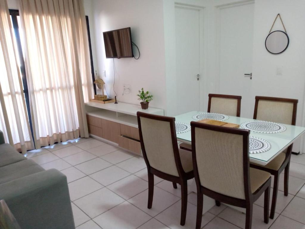 - une salle à manger avec une table et des chaises dans l'établissement Apartamento em Fortaleza, Abolição Mucuripe, à Fortaleza