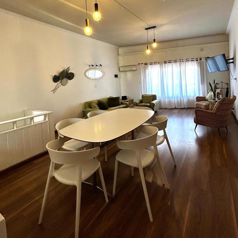 sala de estar con mesa, sillas y sofá en 248 Apartamento en Alta Gracia