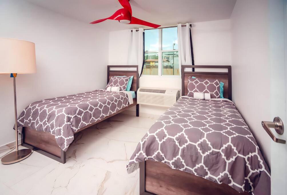Postel nebo postele na pokoji v ubytování Paradise Coast PR - Condo