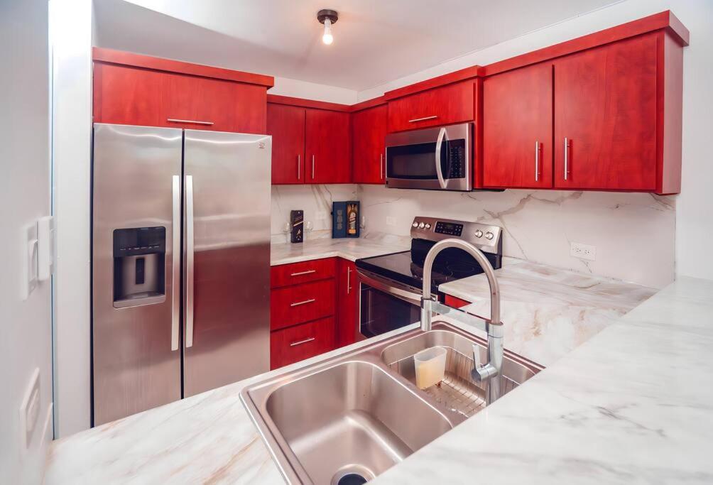 Kuchyň nebo kuchyňský kout v ubytování Paradise Coast PR - Condo