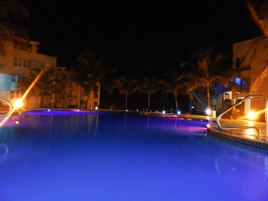 Bazén v ubytování Paradise Coast PR - Condo nebo v jeho okolí