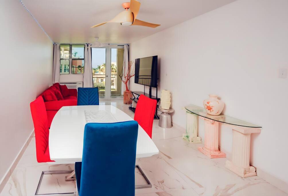 TV a/nebo společenská místnost v ubytování Paradise Coast PR - Condo