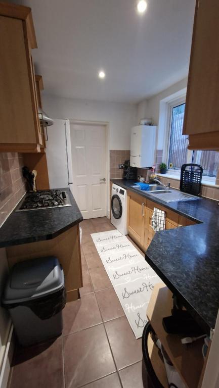 una cucina con lavandino e piano cottura forno superiore di 3 Bedroom House in Rochester Strood with Wifi and Netflix Walking distance to Strood Station a Wainscot