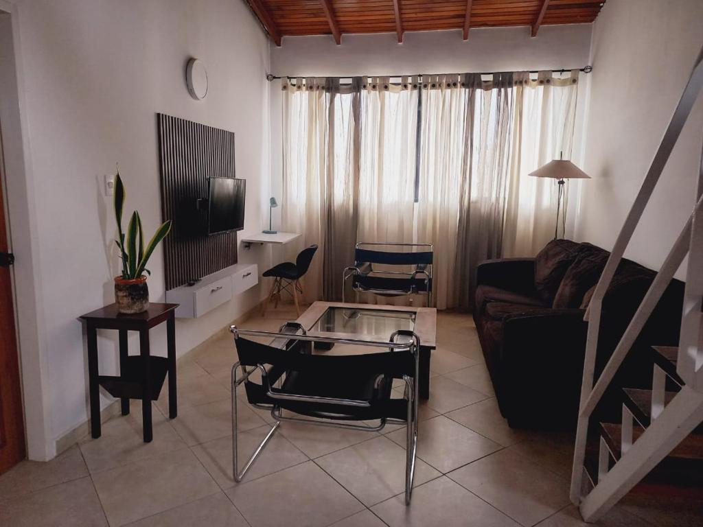 El Morro de BarcelonaにあるHermoso Apartamento tipo Loft en Lecheria Anzoáteguiのリビングルーム(ソファ、テーブル付)