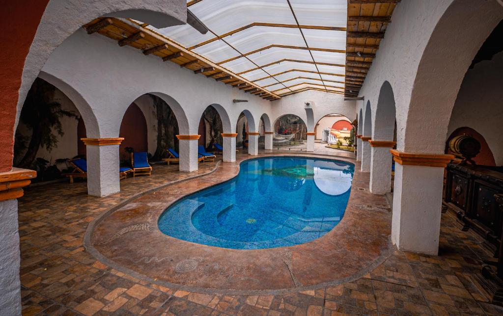 a large swimming pool in a building with an indoor at Hacienda Tepetlcalli by Rotamundos in Tepeyahualco