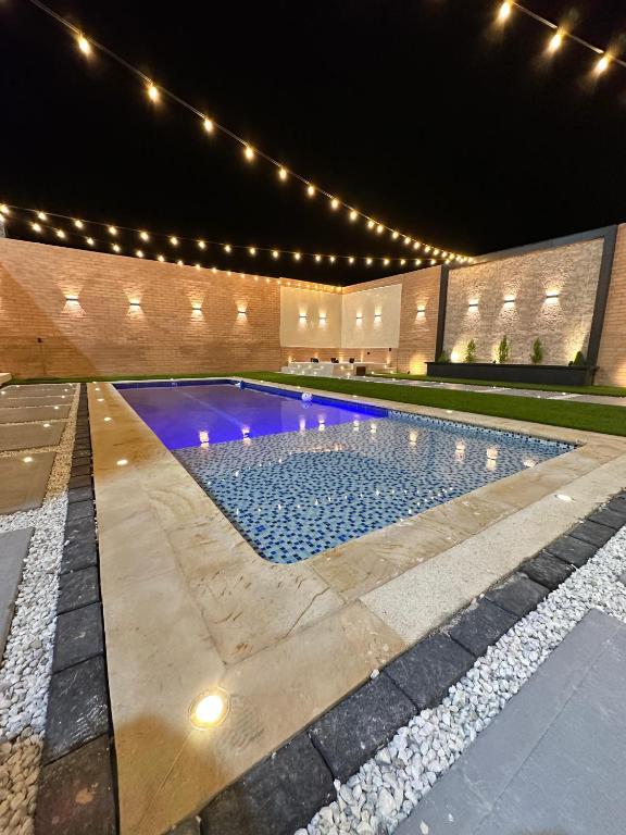 una piscina por la noche con luces encendidas en Cabaña la arenosa, en Barranquilla