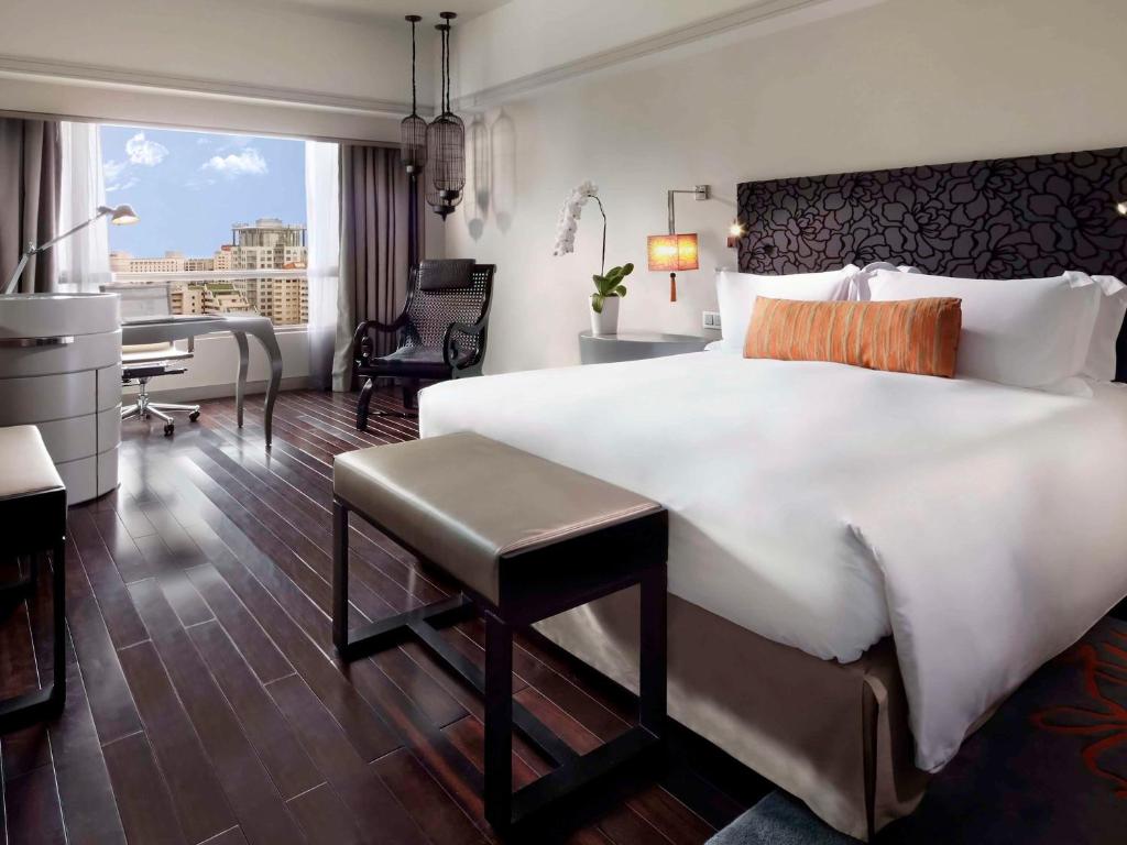 Postel nebo postele na pokoji v ubytování Sofitel Saigon Plaza