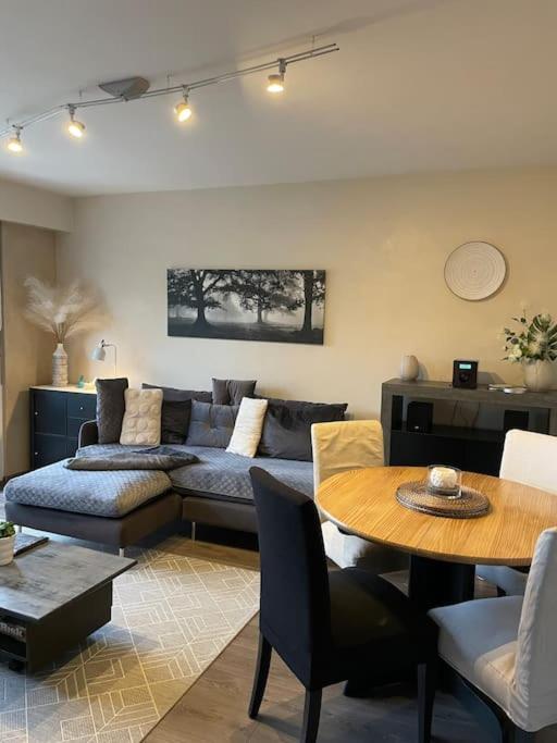 un salon avec un canapé et une table dans l'établissement Logement - 53 M2 - proche coeur impérial, à Metz