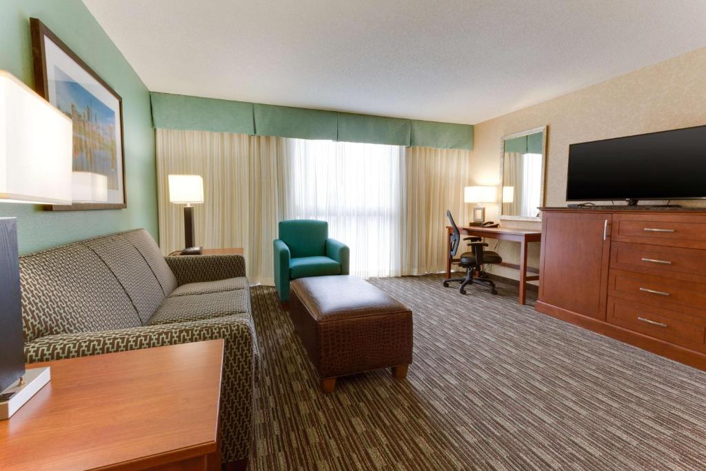 TV a/nebo společenská místnost v ubytování Drury Inn & Suites Birmingham Grandview