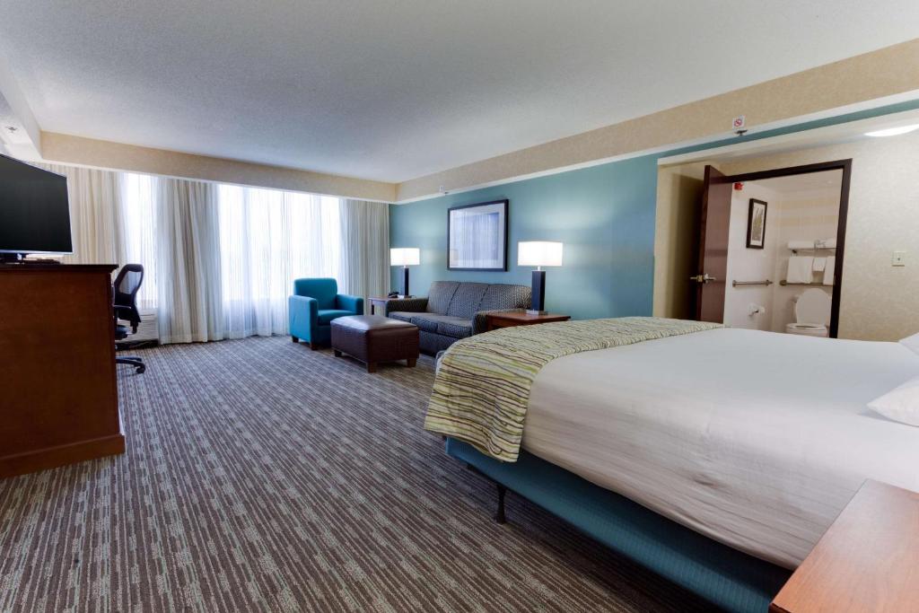 Postel nebo postele na pokoji v ubytování Drury Inn & Suites Birmingham Grandview