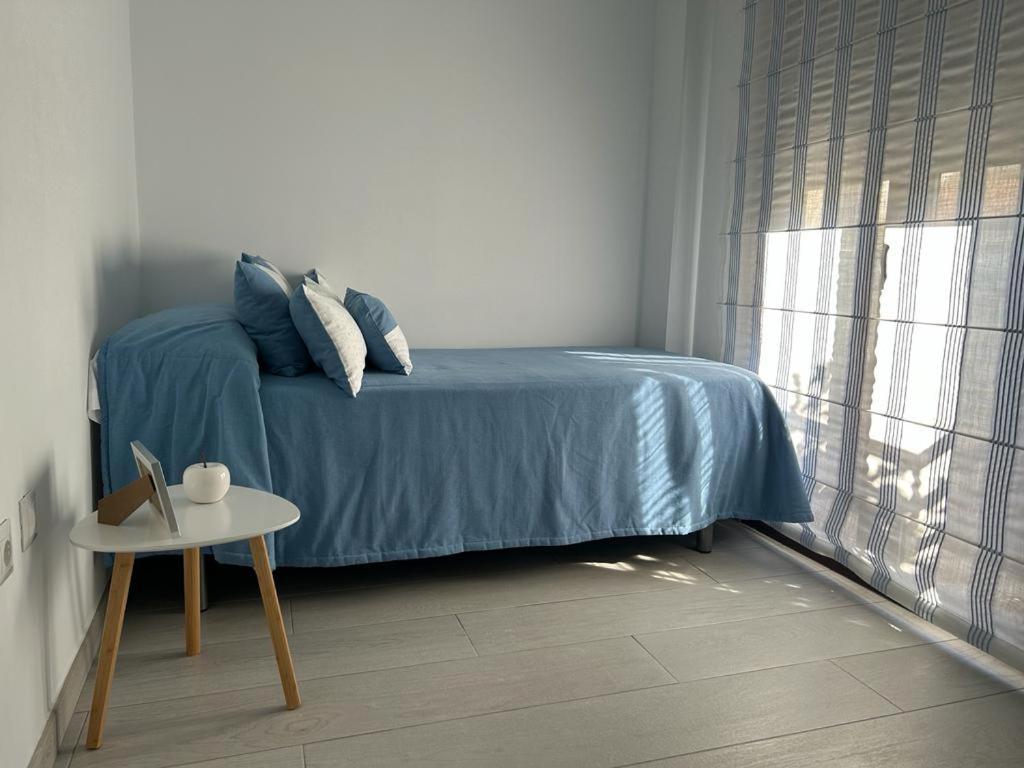 1 dormitorio con 1 cama con mesa y ventana en Balcon San Rafael, en Córdoba