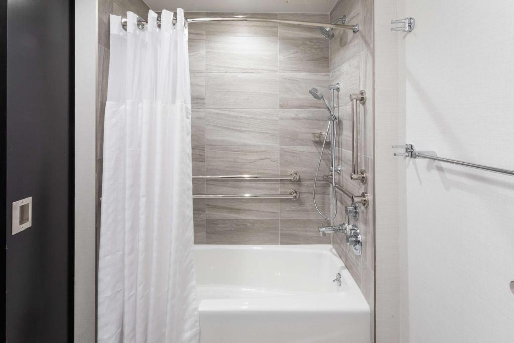 رزرو هتل و هاستل، DoubleTree by Hilton New York Times Square South, آژانس هواپیمایی آسمان سپید