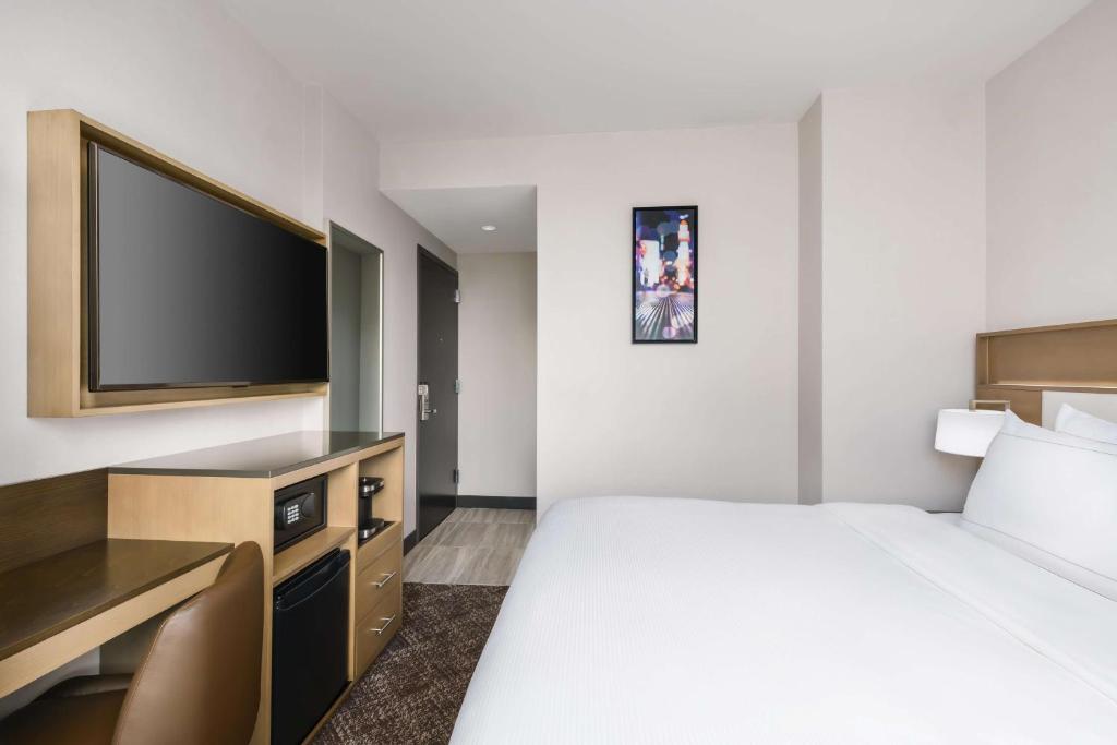 Una cama o camas en una habitación de DoubleTree by Hilton New York Times Square South