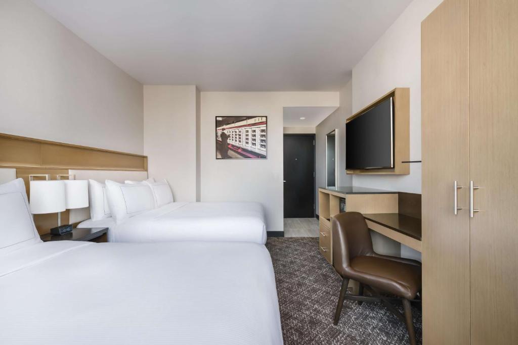 Una cama o camas en una habitación de DoubleTree by Hilton New York Times Square South