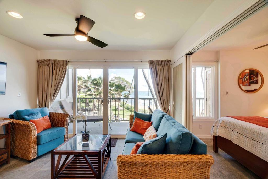 Waipouli Beachfront Condo w/ Balcony + Ocean Views photo