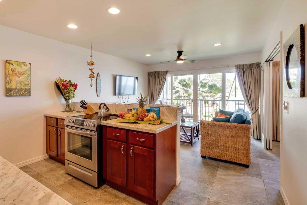Waipouli Beachfront Condo w/ Balcony + Ocean Views photo