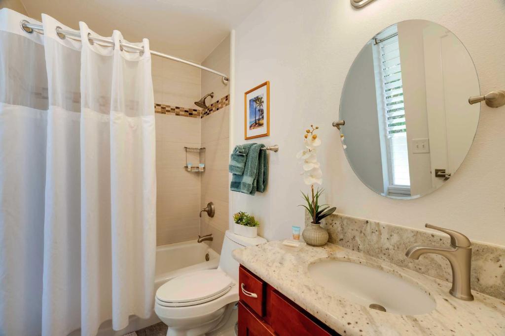 Waipouli Beachfront Condo w/ Balcony + Ocean Views photo