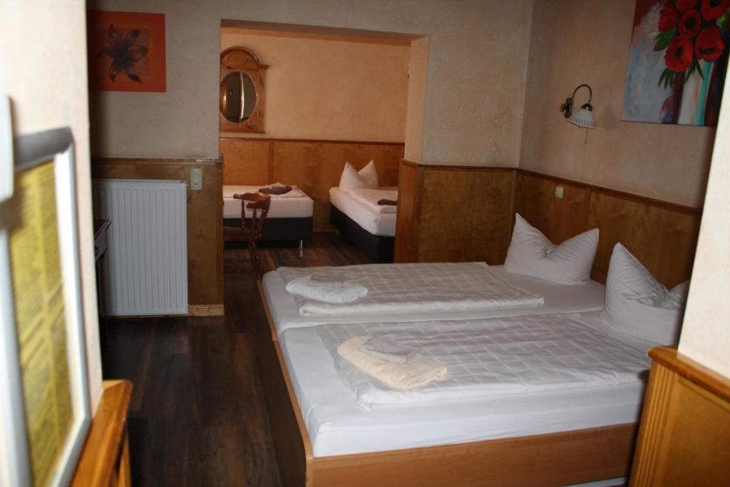 a room with two beds and a room with at Pensionszimmer Unicat in Potsdam