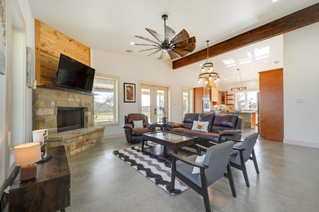 Hill Country Retreat 100Acre Ranch Near Wineries, Johnson City