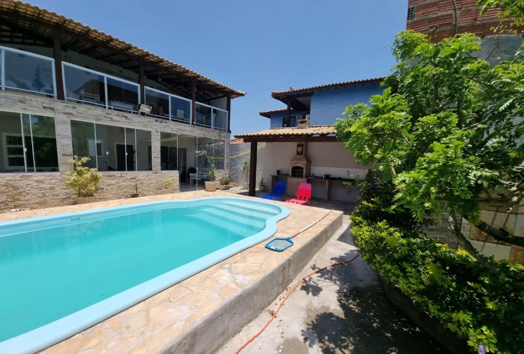 una piscina frente a una casa en Casa Shalom Búzios Oficial, en Búzios