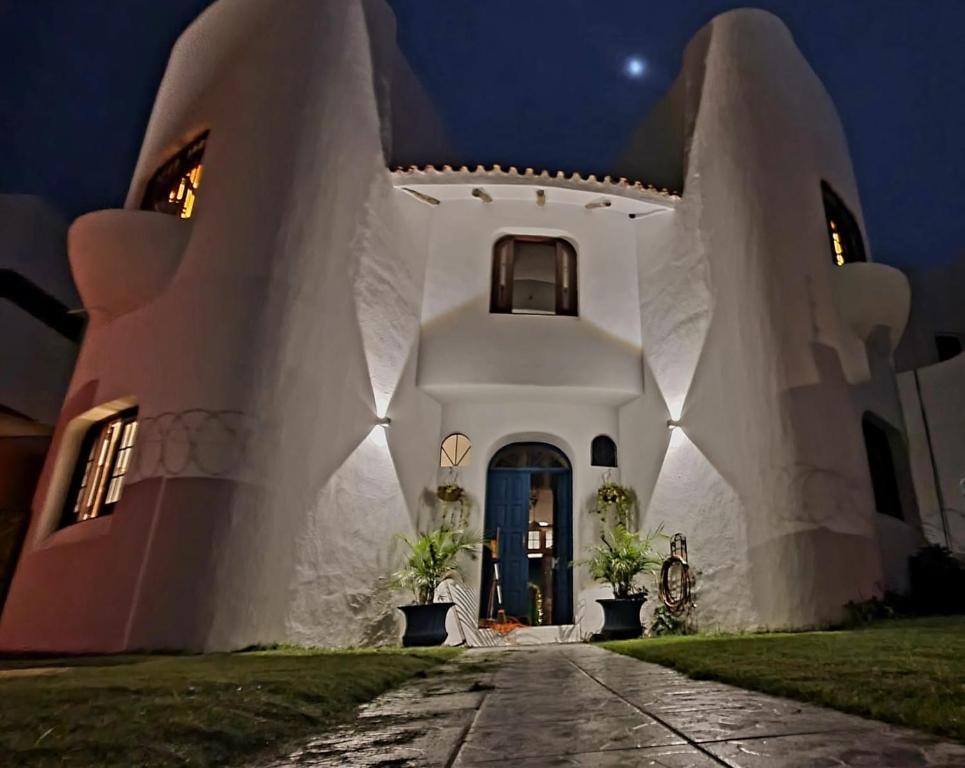 Una gran casa blanca con vistas nocturnas. en Villa Oasis-Solo Traveller Studio Room, en Puerto Vallarta