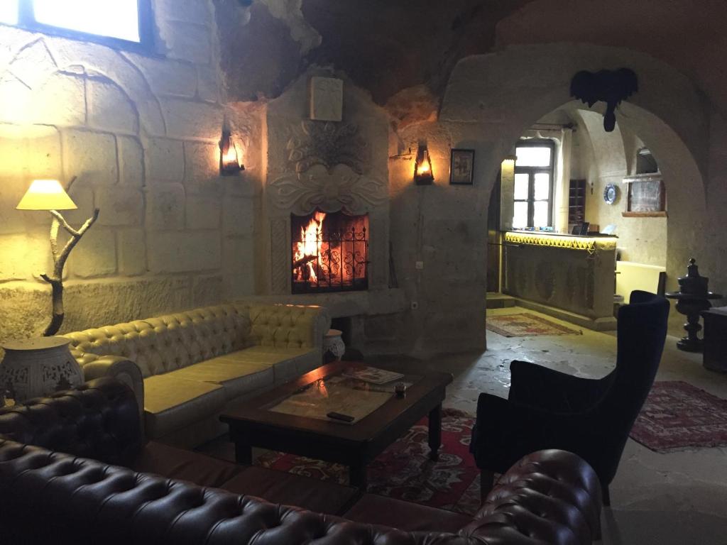 Posezení v ubytování The Village Cave Hotel