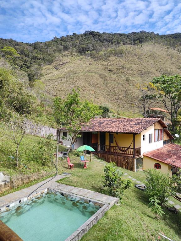 a house with a swimming pool in the yard at Hospedaria Chácara Lumiar in Lumiar