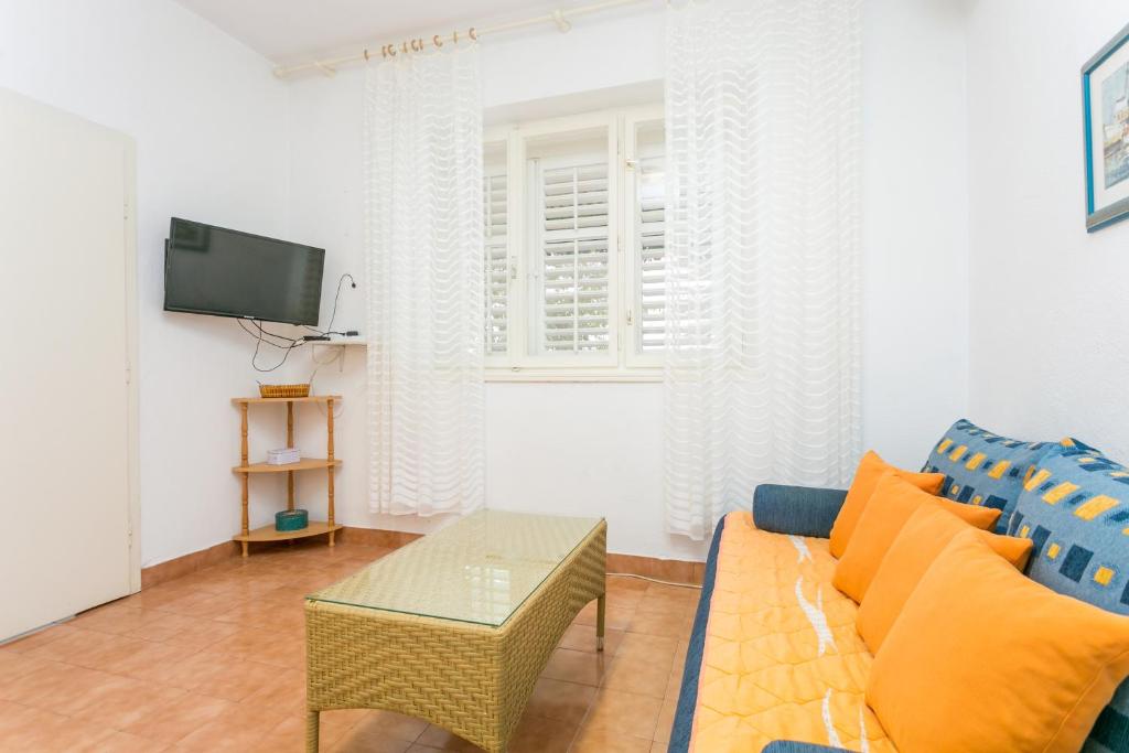 Televízia a/alebo spoločenská miestnosť v ubytovaní Apartment Podgora 6846a