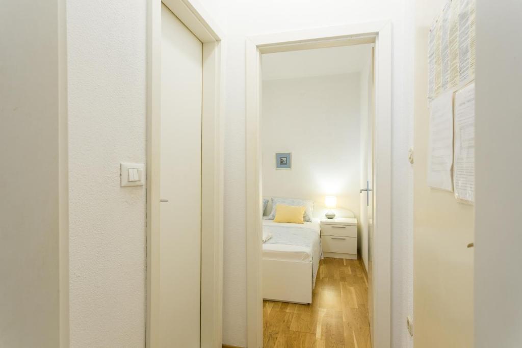 Posteľ alebo postele v izbe v ubytovaní Apartment Podgora 6846a