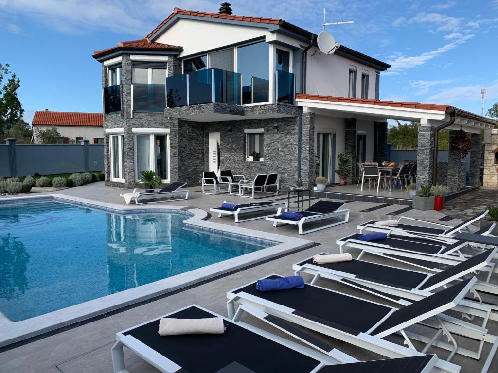 Luxury villa with a swimming pool Fazana - 21792