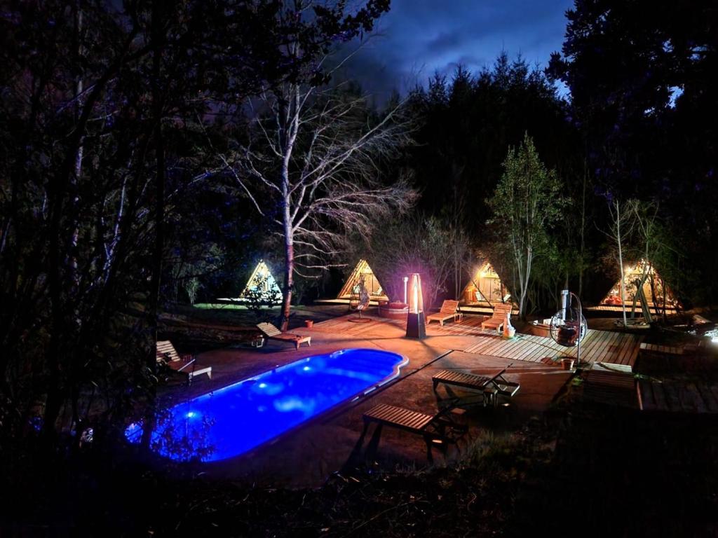 una piscina en un patio por la noche en Ecos del Manantial en Villarrica