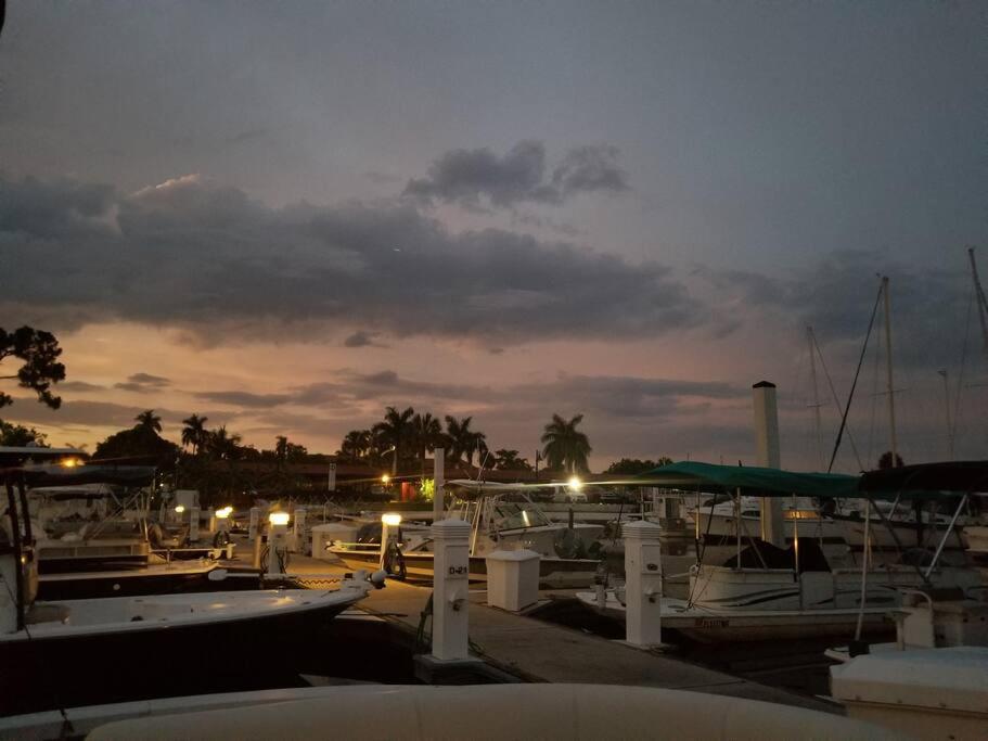 grupa łodzi zakotwiczona w przystani w nocy w obiekcie Fish/Boat & Relax Resort Marina Gem on the water! w mieście Naples