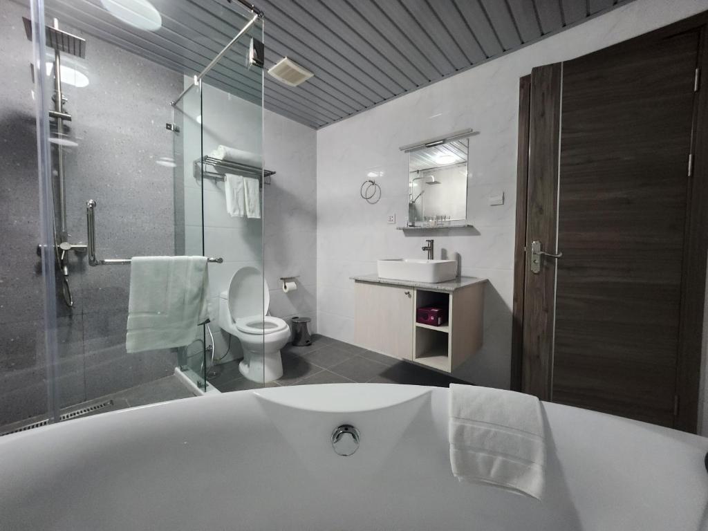Koupelna v ubytování LaGrande Residence Shower & Bath 10th FLR Unit