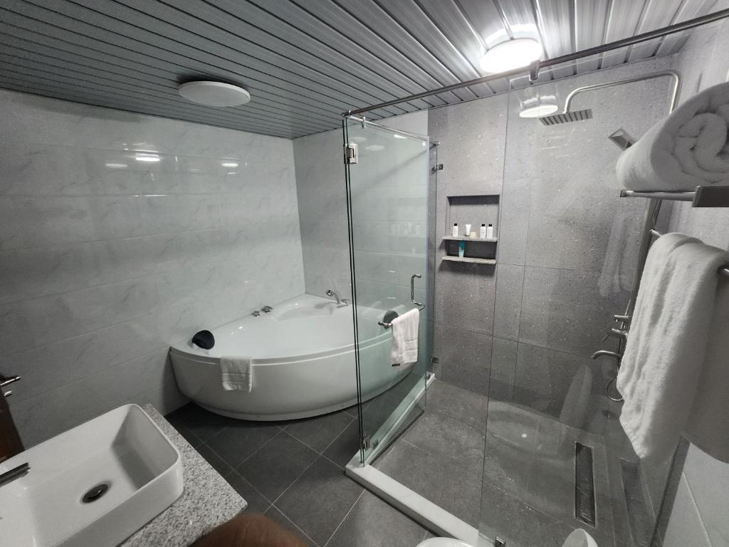Koupelna v ubytování LaGrande Residence Shower & Bath 10th FLR Unit